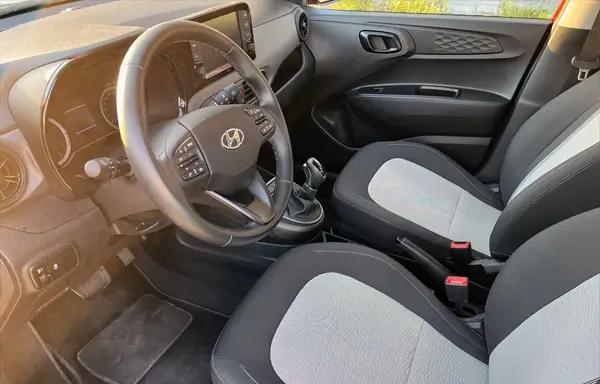 Nowoczesne wnętrze Hyundai i10. Wygodne miejsce kierowcy z ergonomicznym rozmieszczeniem elementów sterujących.